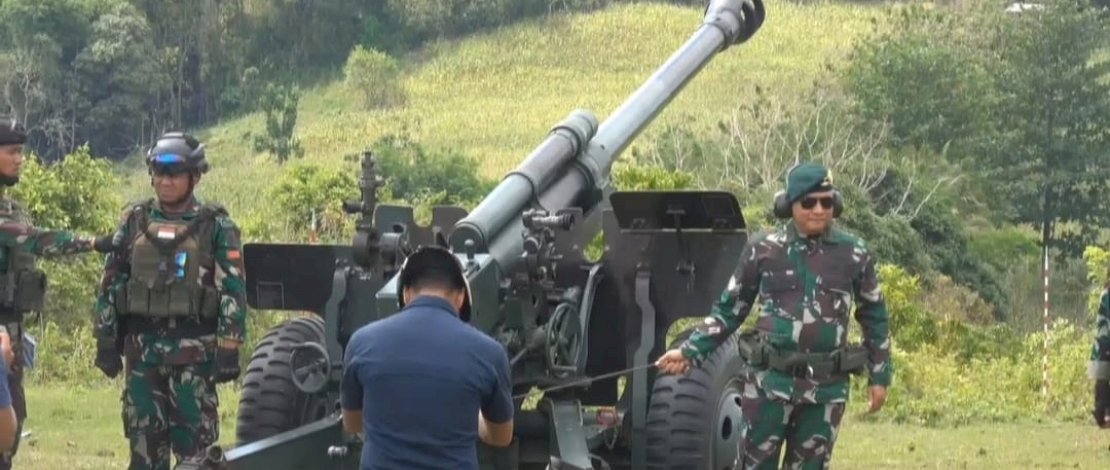 Panglima Divisi Infanteri 3 Kostrad Pimpin Latihan Menembak dan Penyaluran Sembako di Bone