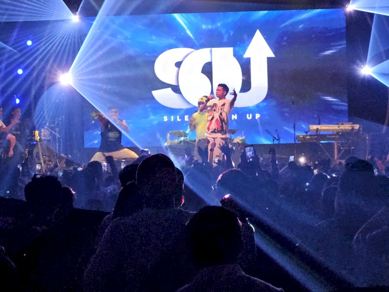 Silet Open Up Hipnotis Pengunjung Liquid Claro Makassar Lewat Lagu Tabola Bale