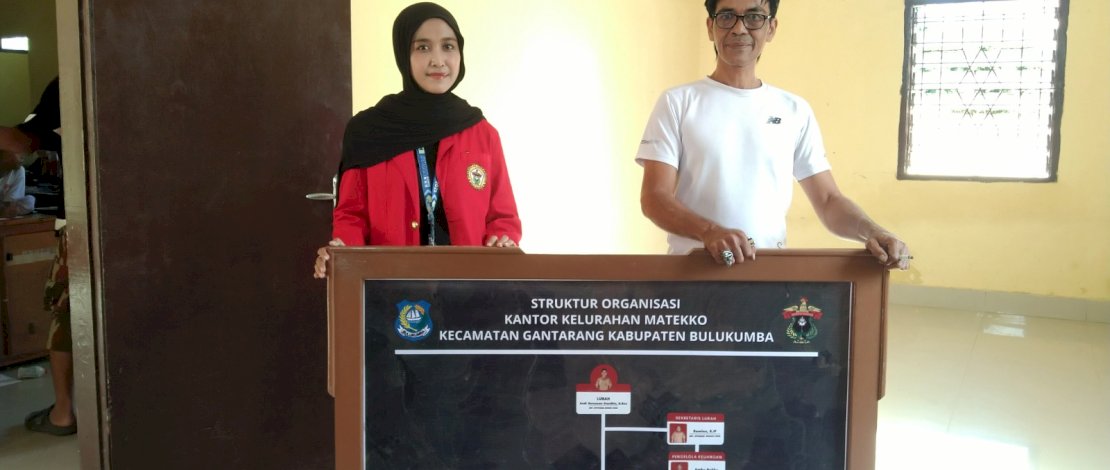 Mahasiswa Kuliah Kerja Nyata (KKN) Universitas Hasanuddin (Unhas), Putri Melani Ilyas bersama Lurah Matekko, Andi Gunawan Ghandis, S.Sos