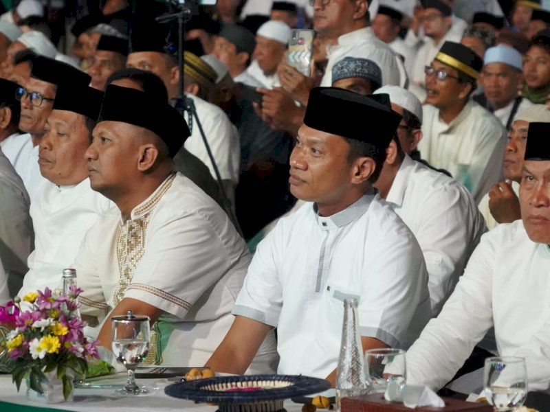 Camat Ujung Pandang Hadiri Maulid Akbar Pesisir Makassar, Ribuan Warga Padati Dermaga Paotere