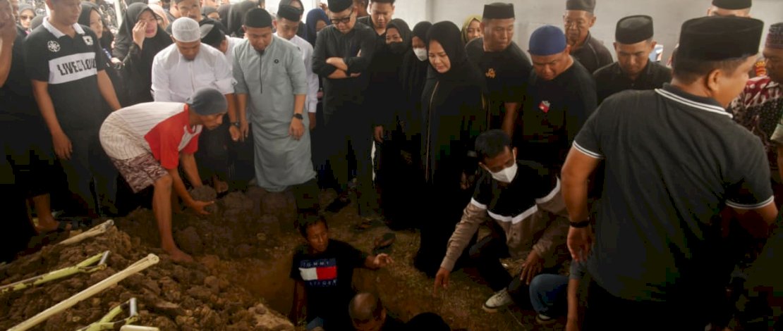 Ribuan Pelayat Iringi Pemakaman Ibunda Wagub Sulsel