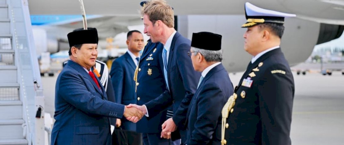 Presiden Prabowo Subianto tiba di bandara Schiphol, Amsterdam, Belanda pada Jumat (26/9/2025). BPMI Setpres RI