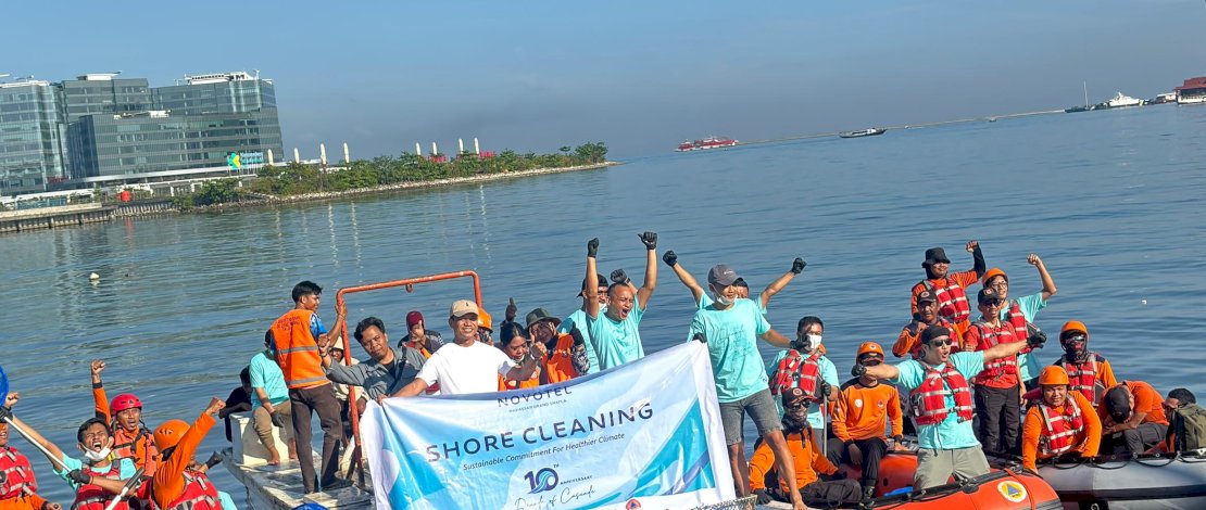 Sinergi Pemerintah dan Swasta, Kecamatan Ujung Pandang Gelar Shore Cleaning di Losari