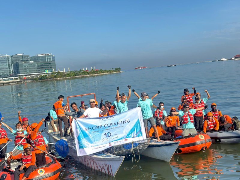 Sinergi Pemerintah dan Swasta, Kecamatan Ujung Pandang Gelar Shore Cleaning di Losari