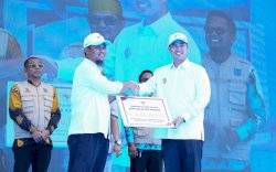 Lanjutkan Pembangunan RDF di Pangkep, Gubernur Andi Sudirman Serahkan Bantuan Rp15,5 Miliar