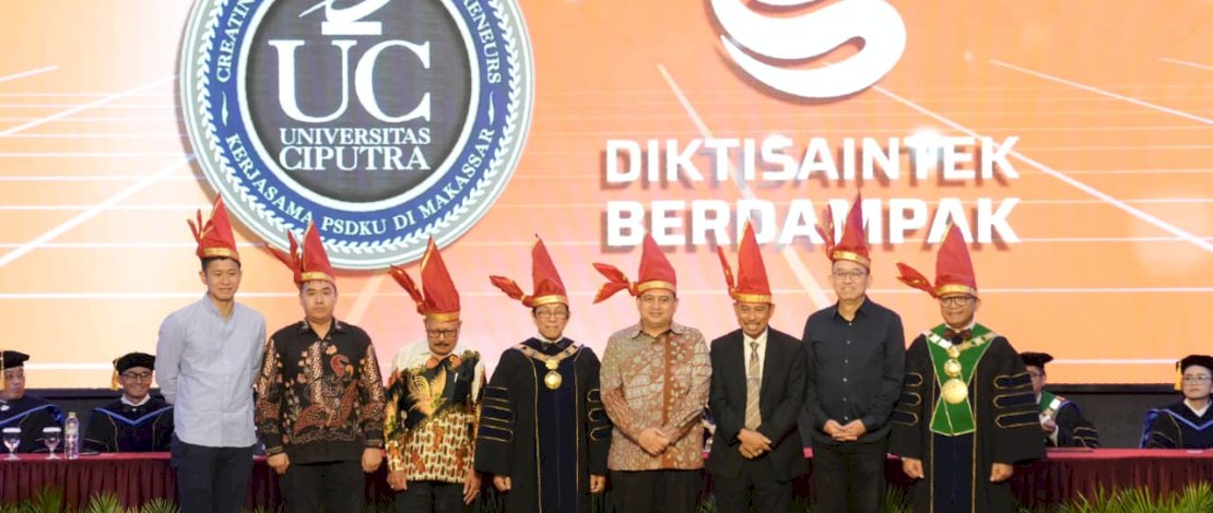 Wali Kota Makassar, Munafri Arifuddin, menghadiri wisuda perdana Universitas Ciputra Makassar (School of Business) yang digelar di Dian Auditorium UC Makassar, Citraland City Center Point of Indonesia (CPI), Sabtu, 27 September 2025.