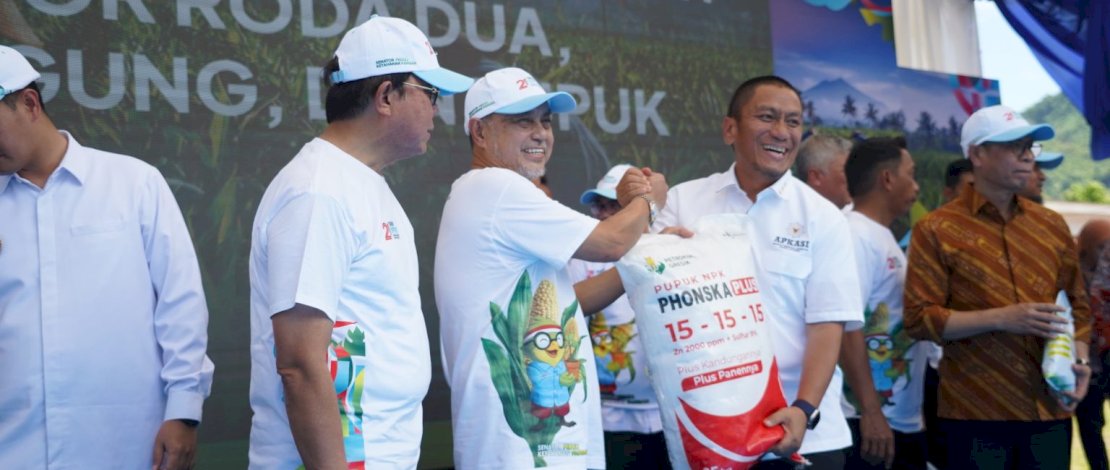 Bantuan pupuk dari Menteri Pertanian diterima langsung oleh Bupati Luwu Timur, Irwan Bachri Syam pada acara Senator Peduli Ketahanan Pangan di Lapangan Desa Manggalung, Kecamatan Mandalle, Kabupaten Pangkajene Kepulauan (Pangkep), Sabtu, 27 September 2025.