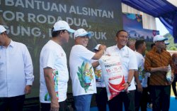Terima Bantuan Pupuk dari Kementan, Bupati Irwan Bachri Syam Pastikan Tepat Sasaran