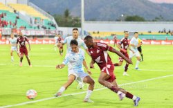 Duel Kontras Nasib: Persebaya Paceklik, PSM On Fire di Tangan Tomas Trucha