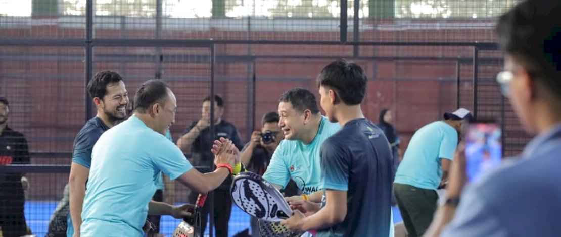 laga ekshibisi seru antara Wali Kota Munafri dan Prof. Zudan di lapangan padel berukuran sekitar 20 x 10 meter, yang disambut antusias para penonton.
