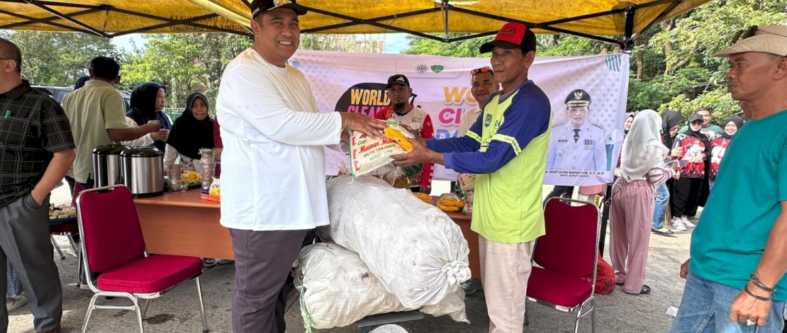 Sampah Plastik Ditukar Beras, Warga Maros Antusias 'Panen' Sembako di Pasar Tramo