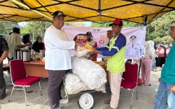 Sampah Plastik Ditukar Beras, Warga Maros Antusias 'Panen' Sembako di Pasar Tramo