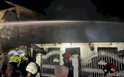 Tawuran Warga Hadang Pemadam, 6 Rumah Ludes Dilalap Api di Makassar