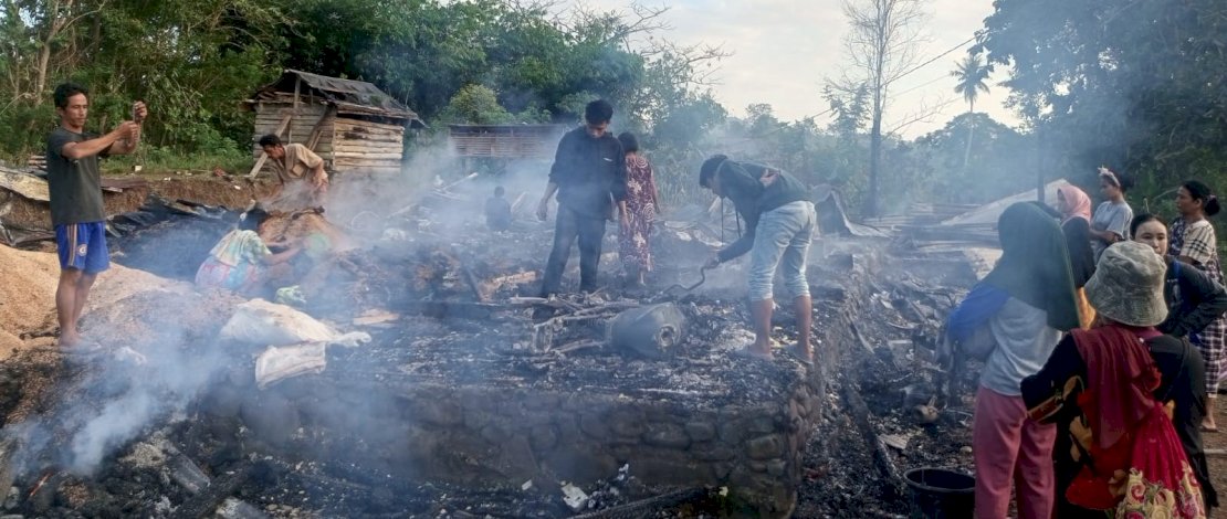 Seorang pria bernama Mulyadi (37 tahun), yang membakar rumah orang tua kandungnya sendiri, Rabu dini hari, 1 Oktober 2025.