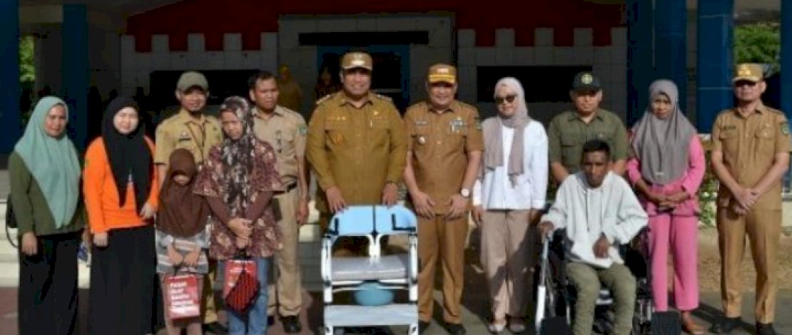 Bupati Maros HAS Chaidir Syam didampingi Wakil Bupati Andi Muhtazim Mansyur dan Sekretaris Daerah Andi Davied Syamsuddin secara simbolis menyerahkan 18 paket bantuan alat kesehatan di Lapangan Pallantikang.Senin (29/9/2025)