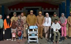 Pemkab Maros Salurkan Bantuan Alat Kesehatan dan Kartu Sosial untuk Warga Kurang Mampu