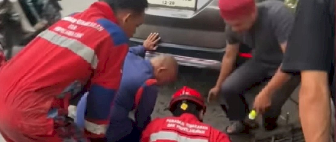 Respon Cepat! Damkarmat Makassar Bantu Warga Selamatkan Kunci Mobil Jatuh di Parit