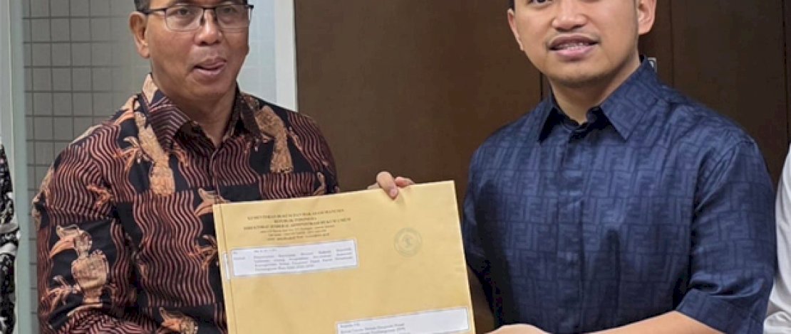 Sekjen PPP, Imam Fauzan menerima SK PPP dari Kemenkum. (Foto: Istimewa)