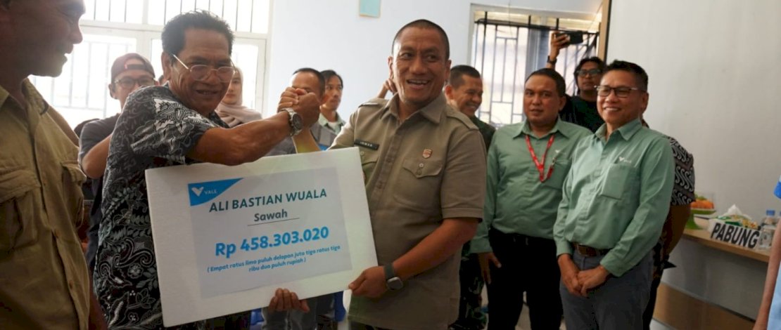 Bupati Luwu Timur, Irwan Bachri Syam, menyerahkan kompensasi kebocoran pipa minyak dari PT Vale kepada warga terdampak, secara simbolis di Aula Kantor Camat Towuti, Kamis, 2 Oktober 2025.