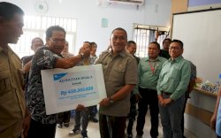 Bupati Ibas Serahkan Kompensasi Kebocoran Pipa Minyak PT Vale kepada Warga Terdampak