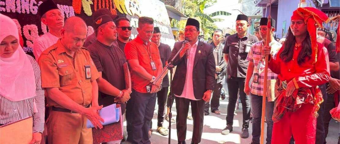 Wakil Ketua DPRD Kota Makassar, Anwar Faruq, bersama Anggota DPRD Kota Makassar, Irmawati Sil, turut hadir untuk memberikan penghormatan terakhir sekaligus menyampaikan belasungkawa mendalam kepada keluarga yang ditinggalkan.