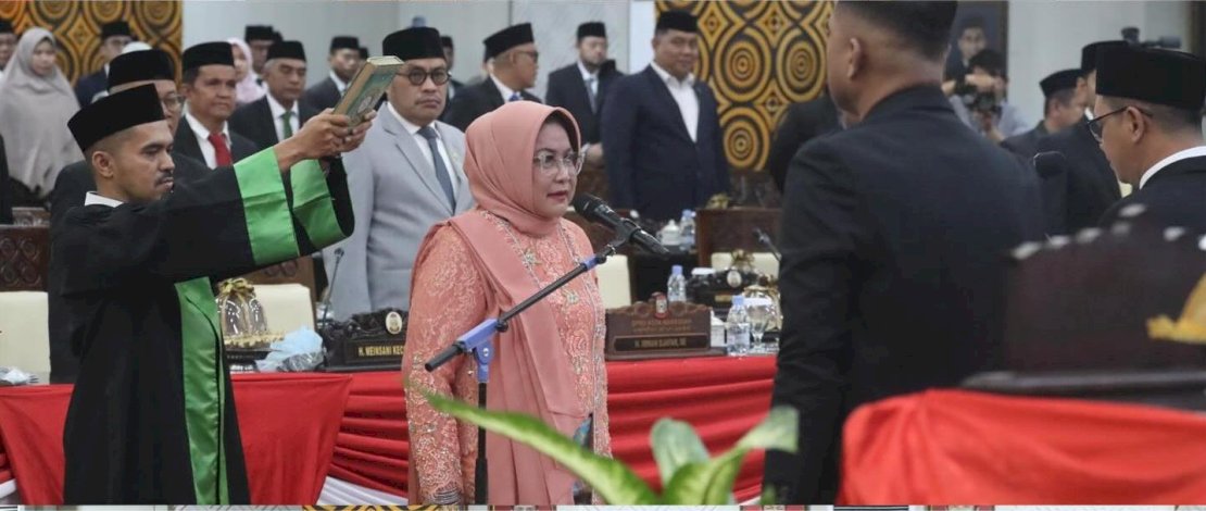  Dr. Ir. Hj. Apiaty K. Amin Syam, M.Si., resmi dilantik sebagai anggota DPRD Kota Makassar menggantikan anggota sebelumnya dari Fraksi Golkar. Prosesi pelantikan berlangsung khidmat dengan pengucapan sumpah/janji jabatan sesuai ketentuan peraturan perundang-undangan.