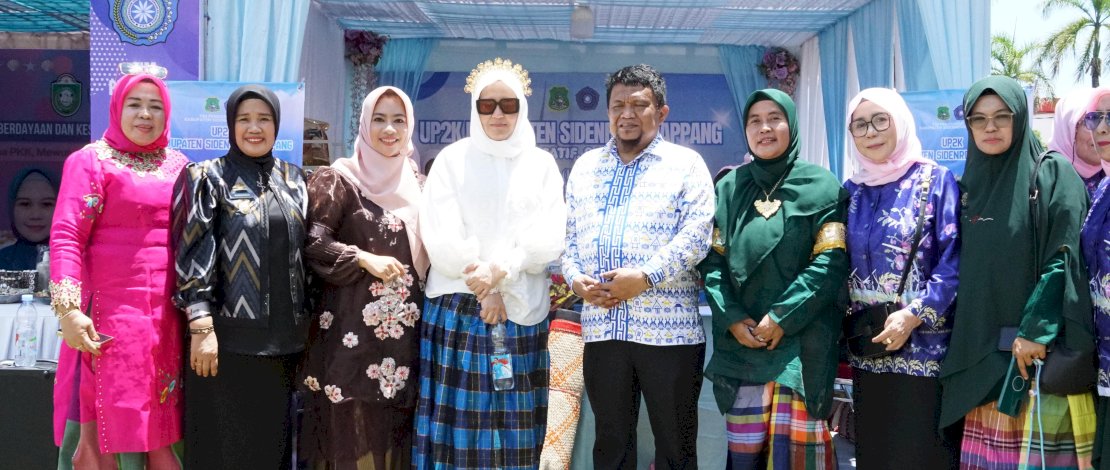 Tim Penggerak PKK Kabupaten Sidrap mencuri perhatian pada Jambore dan Hari Kesatuan Gerak (HKG) PKK ke-53 Tingkat Provinsi Sulsel dengan menampilkan warisan budaya khas daerah.