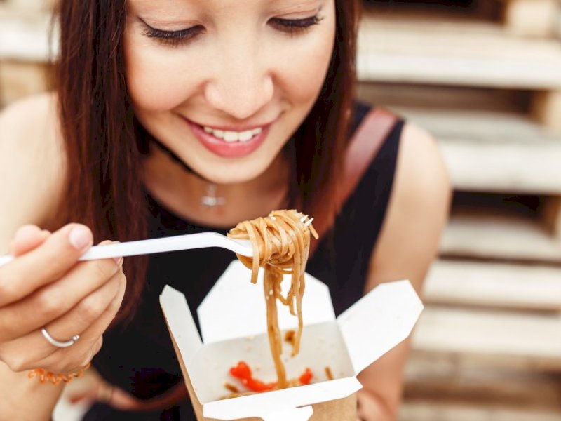 Demam Street Food Pedas, Anak Muda Makassar Ketagihan Sensasi “Tersiksa Enak
