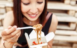 Demam Street Food Pedas, Anak Muda Makassar Ketagihan Sensasi &ldquo;Tersiksa Enak