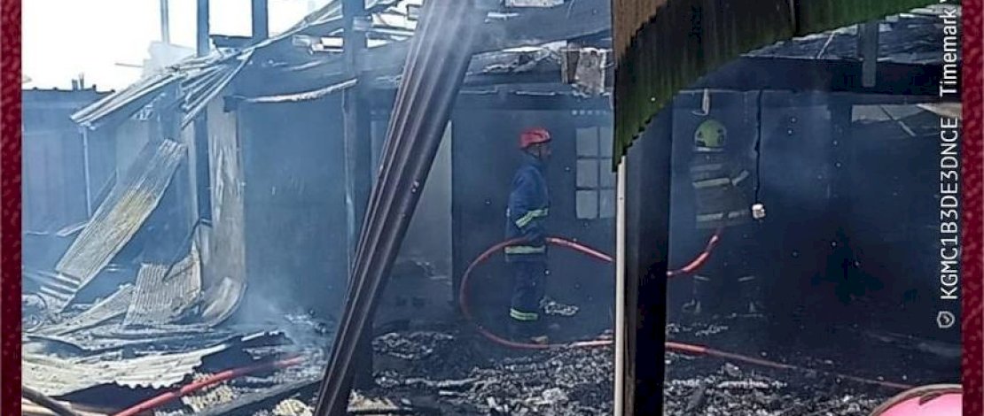 Petugas Damkar Makassar Berhasil Kendalikan Kebakaran Dua Rumah di Kapasa Raya Petugas Damkar Makassar Berhasil Kendalikan Kebakaran Dua Rumah di Kapasa Raya
