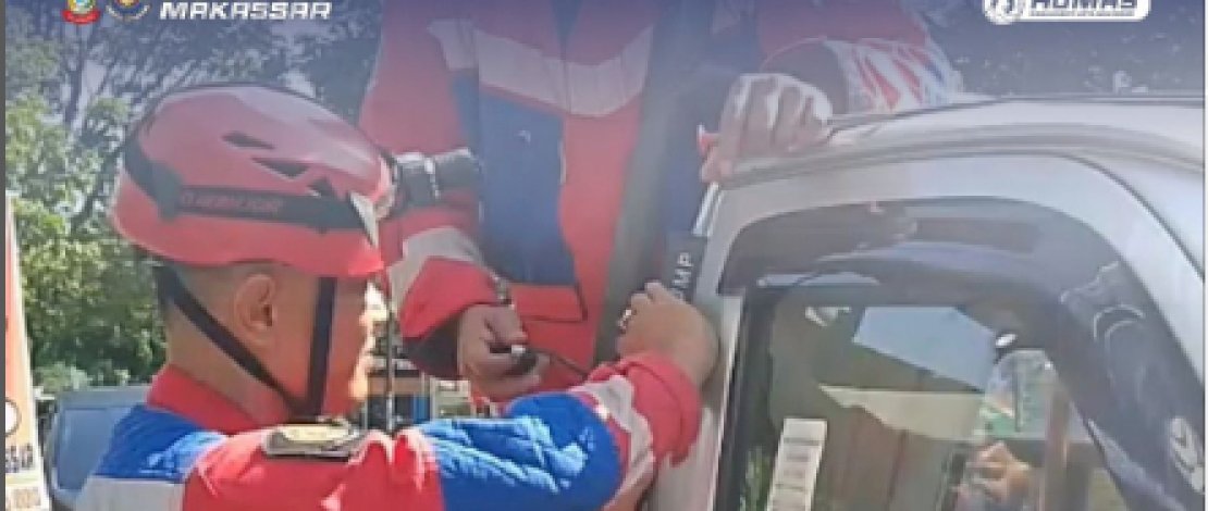 Aksi Sigap Petugas Damkar Makassar Buka Pintu Mobil Terkunci di Siang Hari