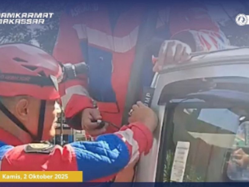 Aksi Sigap Petugas Damkar Makassar Buka Pintu Mobil Terkunci di Siang Hari