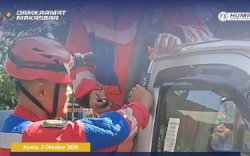 Aksi Sigap Petugas Damkar Makassar Buka Pintu Mobil Terkunci di Siang Hari