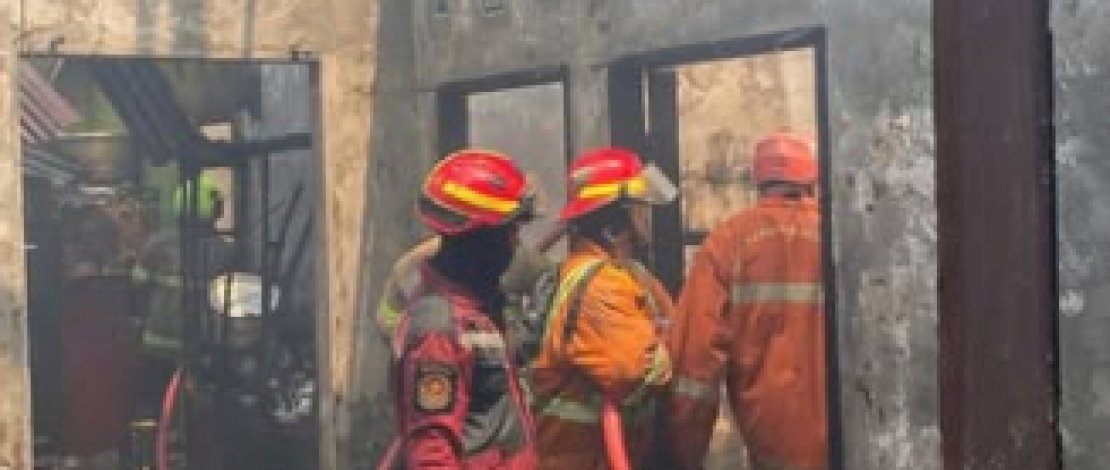 Respons Cepat Damkarmat Makassar Kendalikan Kebakaran Dua Rumah di Panambungan