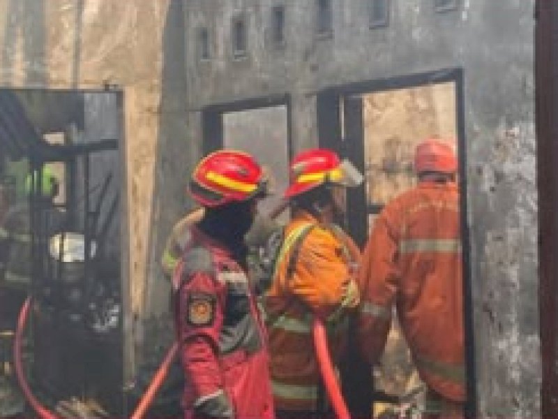 Respons Cepat Damkarmat Makassar Kendalikan Kebakaran Dua Rumah di Panambungan