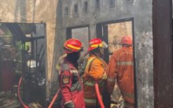 Respons Cepat Damkarmat Makassar Kendalikan Kebakaran Dua Rumah di Panambungan