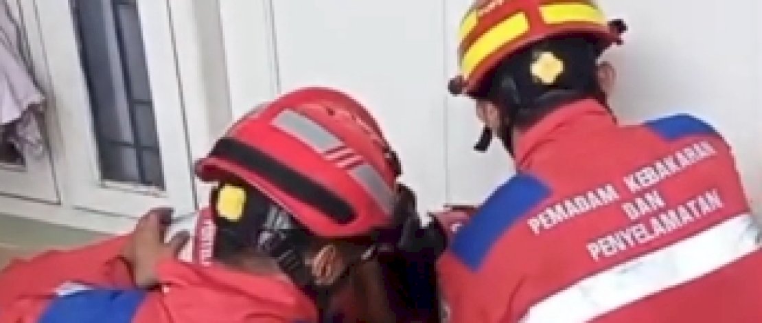 Drama Pintu Terkunci di Komp. Unhas Antang, Damkarmat Makassar Datang Jadi Penyelamat Drama Pintu Terkunci di Komp. Unhas Antang, Damkarmat Makassar Datang Jadi Penyelamat