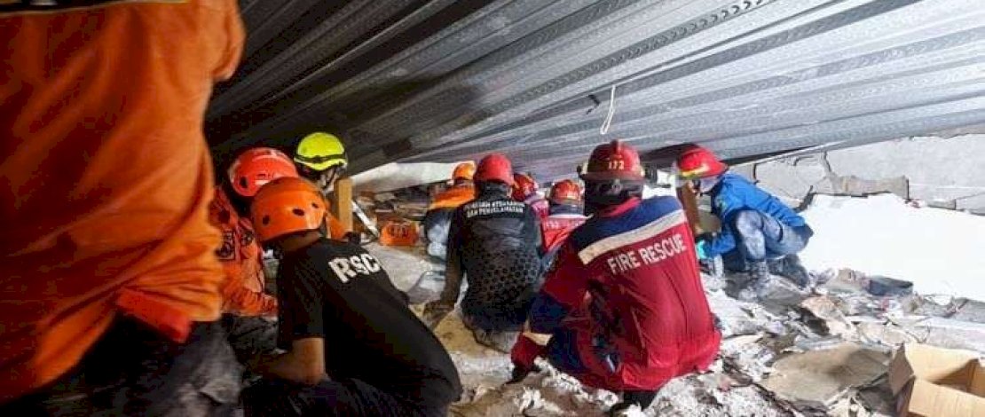 Petugas SAR Gabungan mengevakuasi korban reruntuhan bangunan Ponpes Al-Khoziny Sidoarjo, Jawa Timur.