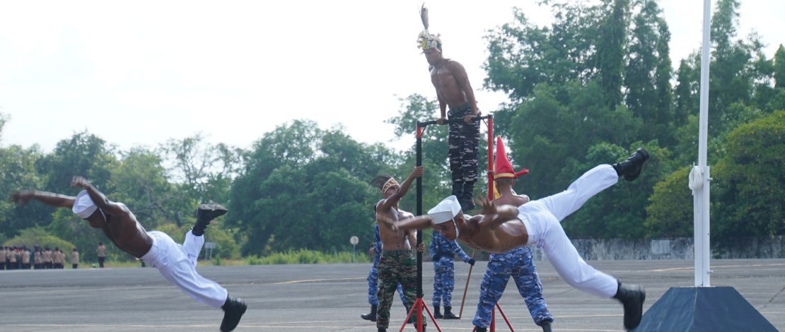 atraksi kolaboratif Spartan Komando (Sparko) — satuan gabungan TNI AD, TNI AL, dan TNI AU — yang menunjukkan kekompakan, ketangkasan, dan kesiapsiagaan prajurit tiga matra dalam menghadapi berbagai bentuk ancaman. atraksi kolaboratif Spartan Komando (Sparko) — satuan gabungan TNI AD, TNI AL, dan TNI AU — yang menunjukkan kekompakan, ketangkasan, dan kesiapsiagaan prajurit tiga matra dalam menghadapi berbagai bentuk ancaman.