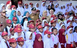 Pemkot Makassar Salurkan Seragam Sekolah Gratis bagi 150 Siswa di Kepulauan Sangkarang