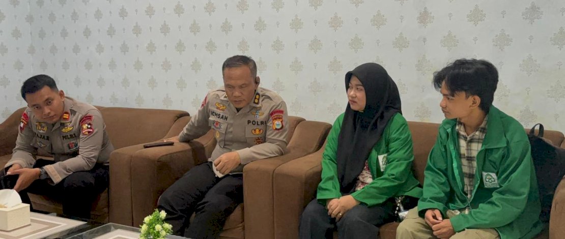Sat Brimob Polda Sulsel menerima dua mahasiswa Jurusan Jurnalistik Universitas Islam Negeri (UIN) Alauddin Makassar untuk melaksanakan magang.