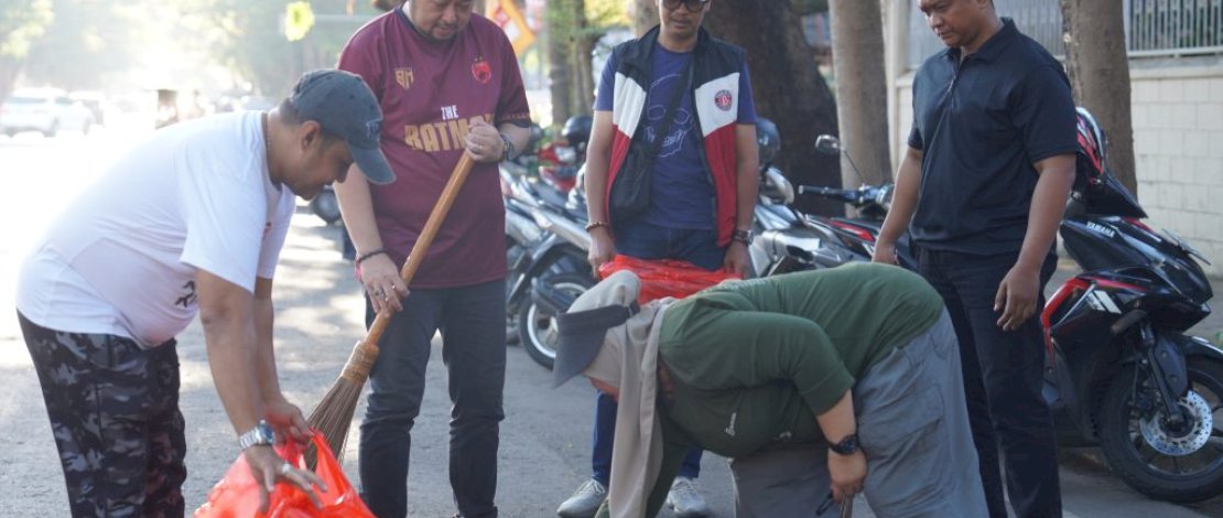 Dipimpin langsung oleh Kepala Bapenda Andi Asminullah, para pejabat dan staf membersihkan area publik, Sabtu (20/9/2025).