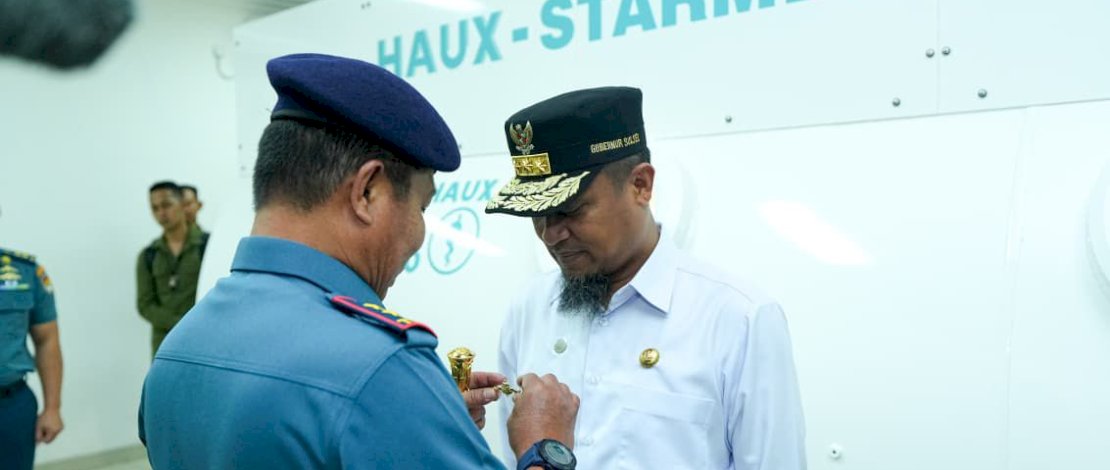Gubernur Sulsel Andi Sudirman Sulaiman menerima tanda penganugerahan Brevet Kehormatan Hiperbarik TNI Angkatan Laut dari Panglima Komando Daerah Angkatan Laut (Dankodaeral) VI, Laksda TNI Andi Abdul Aziz, di Gedung Rumkital Jala Ammari, Mako Kodaeral VI, Jalan Satando, Makassar, Kamis, 9 Oktober 2025.
