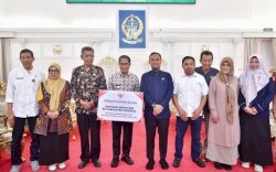 Gubernur Sulsel Serahkan Bantuan Mandiri Benih Padi ke Sidrap dan Soppeng Musim Tanam Oktober 2025-Maret 2026