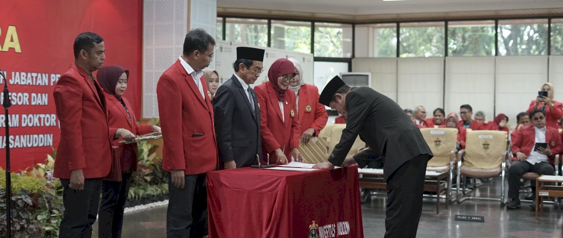 Rektor Unhas Lantik 48 Pejabat Baru, Serahkan SK Profesor dan Sambut Dosen Lulusan Doktor