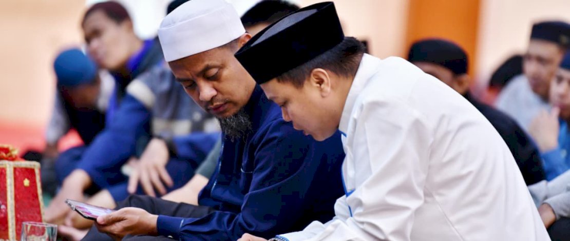 Gubernur Sulsel Andi Sudirman Sulaiman menghadiri Kajian Islam Ilmiah yang dibawakan oleh Ustadz Mufassir Arif, Lc., M.A. di Aula Asta Cita, Rumah Jabatan Gubernur Sulsel, Jumat, 10 Oktober 2025.

