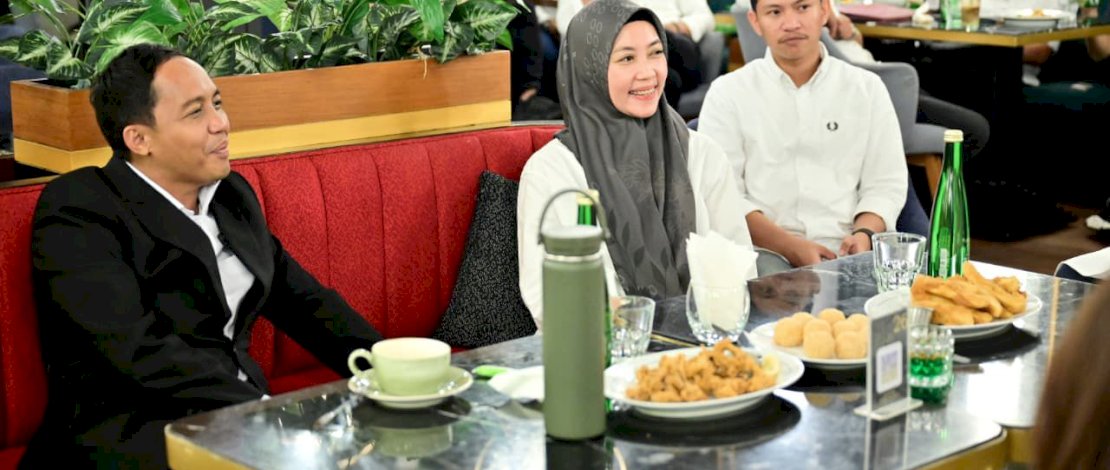 Sekretaris Jenderal DPP Partai Solidaritas Indonesia (PSI) Raja Juli Antoni menyempatkan diri bertemu jajaran pengurus DPW PSI Sulawesi Selatan, Jumat, 10 Oktober 2025, di Kafe The Icon Makassar.