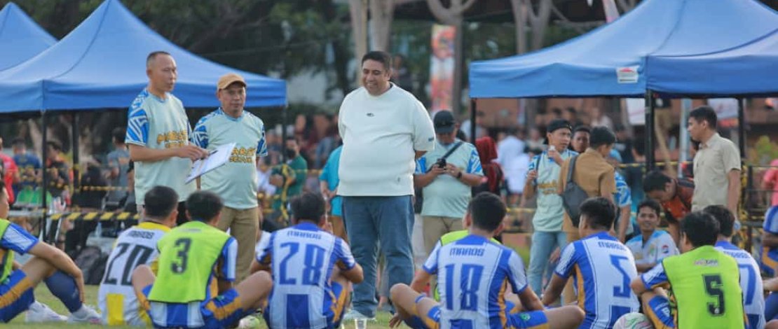 Kabupaten Takalar tampil gemilang dan berhasil mengalahkan Kabupaten Maros dengan skor meyakinkan 3&ndash;1 dalam laga penyisihan grup yang digelar di Lapangan Syekh Yusuf, Kabupaten Gowa, Senin, 13 Oktober 2025.