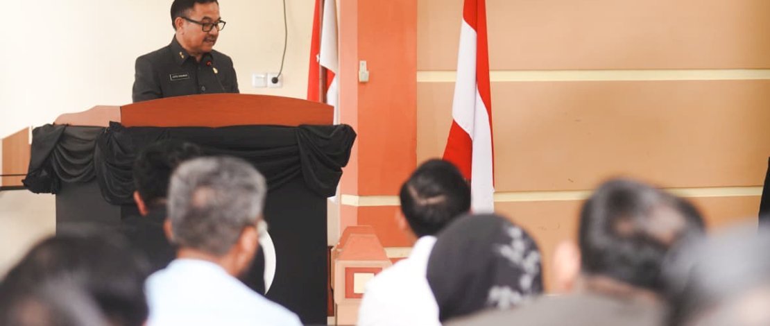 Sekda Sulsel Jufri Rahman membacakan Jawaban Gubernur atas Pemandangan Umum Fraksi terhadap Nota Keuangan dan Rancangan Peraturan Daerah tentang Anggaran Pendapatan dan Belanja Daerah (APBD) Provinsi Sulsel Tahun Anggaran 2026, di Ruang Rapat Paripurna DPRD Sulsel, Kantor Dinas BMBK Sulsel, Jalan AP Pettarani, Makassar, Senin, 13 Oktober 2025.