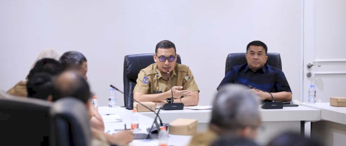 Sekda Zulkifly saat memimpin rapat koordinasi bersama sejumlah kepala Organisasi Perangkat Daerah (OPD) seperti Dinas Pariwisata, Dinas Kebudayaan, Dinas Perdagangan di ruang rapat Sekda Kantor Balai Kota Makassar, Selasa, 14 Oktober 2025.